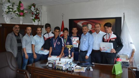 Atletizmde Türkiye Birincisi Olan Bulanık Vali Selahattin Hatipoğlu YBO Öğrencilerinden Milli Eğitim Müdürümüze Ziyaret