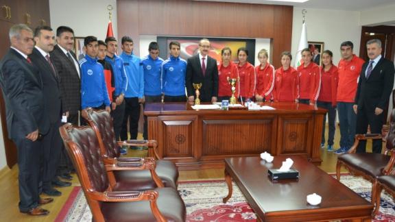 Türkiye Birincisi Olan Sporcu Öğrencilerden Sayın Valimiz Seddar Yavuza Ziyaret 