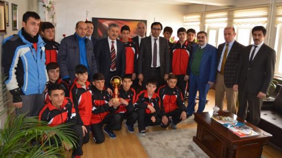 İl Birincisi Olan Taşoluk İmam Hatip Ortaokulu Voleybol Takımından Milli Eğitim Müdürü Cevdet ARSLANa Ziyaret