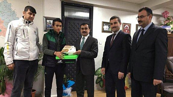 16 Yaş Altı Kros Yarışmasında Türkiye Birincisi Olan Sporcu Öğrenciden Milli Eğitim Müdürümüz Metin İlciye Ziyaret