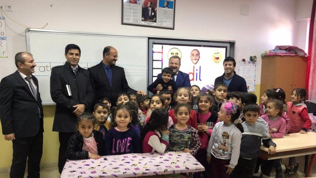 İl Milli Eğitim Müdürü Emin Engin'in Okulları Ziyaret Ederek Öğrencilerin Ders Etkinliklerine katılıyor.