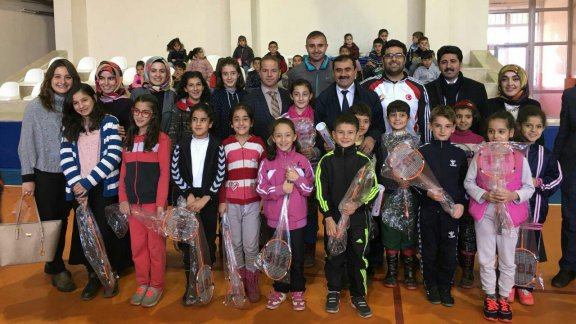 Milli Eğitim Müdürü Metin İlci Tarafından Badminton Okul Takımlarına Spor Malzemesi Dağıtıldı.