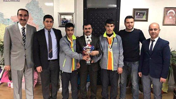 Özel Sporcular Türkiye Bowling Şampiyonası´nda Türkiye İkincisi Olan Muş Ali Kuşçu Özel Eğitim İş Uygulama Okulu Öğrencileri Milli Eğitim Müdürü Metin İlciyi makamında Ziyaret Etti.