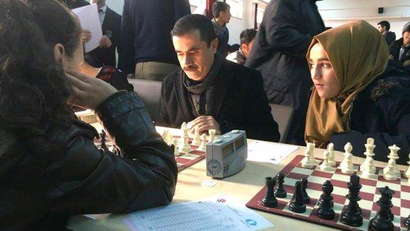 Milli Eğitim Müdürü Metin İlci Öğrenciler için düzenlenen Ödüllü Satranç Turnuvasına Katıldı.