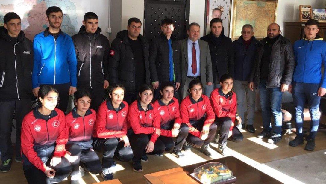 Sporcu Öğrenciler İl Milli Eğitim Müdürümüz Emin Engin'i Makamında Ziyaret Etti.