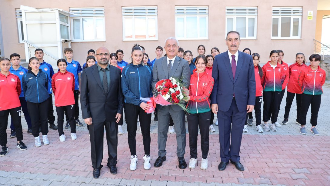 OKUL ZİYARETLERİ KAPSAMINDA VALİMİZ SAYIN AVNİ ÇAKIR VE İL MİLLÎ EĞİTİM MÜDÜRÜMÜZ SAYIN ENVER KIVANÇ MUŞ SPOR LİSESİNİ ZİYARET ETTİ