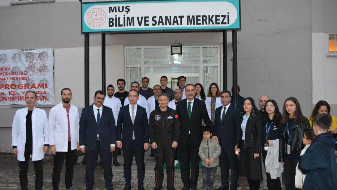 MİLLÎ ASTRONOTUMUZ SAYIN  ALPER GEZERAVCI MUŞ BİLİM VE SANAT MERKEZİNİ ZİYARET EDEREK ÖĞRETMEN,ÖĞRENCİLERİMİZLE BİR ARAYA GELDİLER