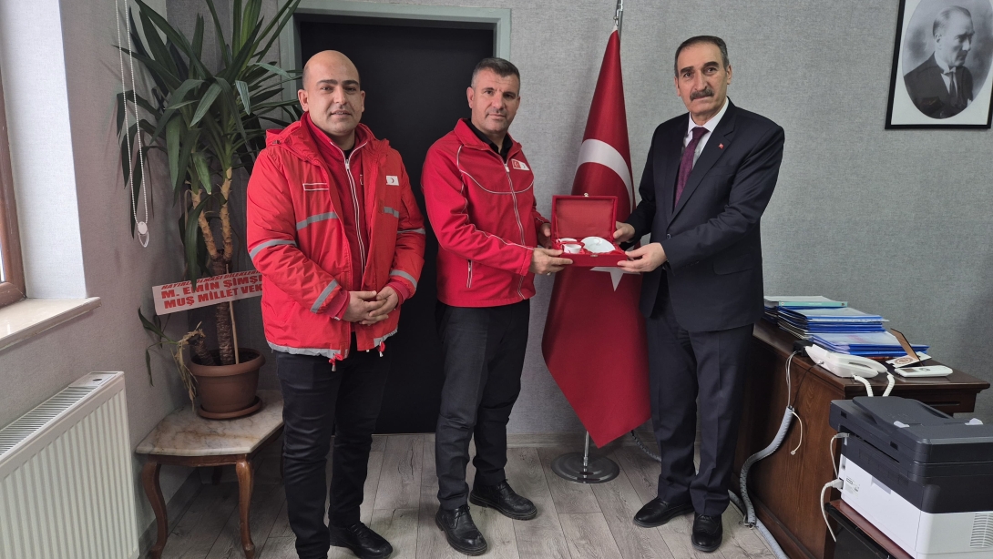 KIZILAY GÜNEYDOĞU BÖLGE KAN MERKEZİ PROGRAM YÖNETİCİSİ KEMAL YILDIZ VE MUŞ KIZILAY KAN BAĞIŞ MERKEZİ KAN BAĞIŞÇISI KAZANIM UZMANI ŞABAN ÇELİK, İL MİLLÎ EĞİTİM MÜDÜRÜMÜZ SAYIN ENVER KIVANÇ'A ZİYARETTE BULUNDULAR