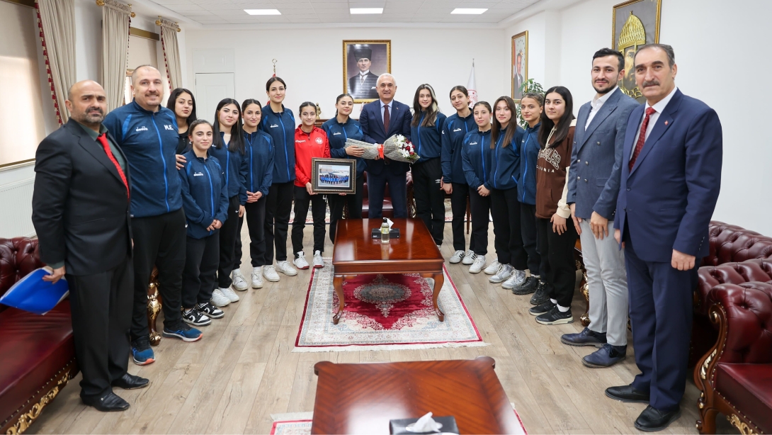 İL MİLLİ EĞİTİM MÜDÜRÜMÜZ SAYIN ENVER KIVANÇ; VOLEYBOL İL TEMSİLCİSİ AHMET BALCI, MUŞ SPOR LİSESİ OKUL MÜDÜRÜ FATİH ŞENER  VE MUŞ SPOR LİSESİ BAYAN VOLEYBOL TAKIMIMIZ İLE BİRLİKTE VALİMİZ SAYIN AVNİ ÇAKIR'A ZİYARETTE BULUNDULAR