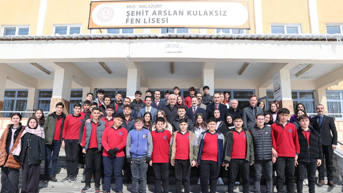 VALİMİZ SAYIN AVNİ ÇAKIR; İL MİLLÎ EĞİTİM MÜDÜRÜMÜZ SAYIN ENVER KIVANÇ İLE BİRLİKTE, MALAZGİRT İLÇEMİZDEKİ ŞEHİT ARSLAN KULAKSIZ FEN LİSESİNE ZİYARETTE BULUNDULAR 