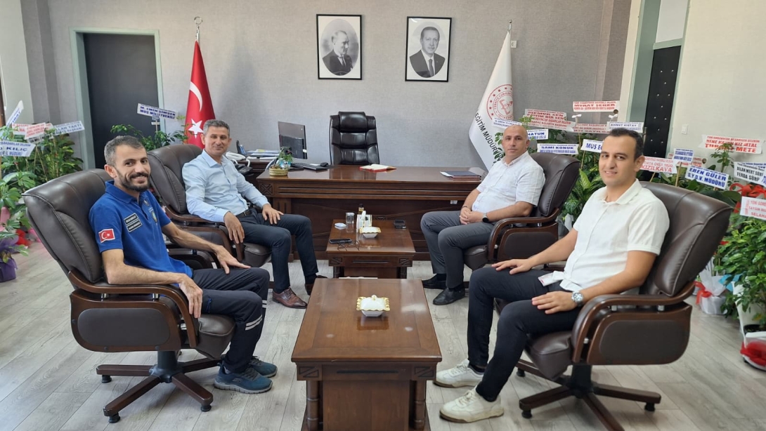 DHMİ MUŞ SULTAN ALPARSLAN HAVALİMANI MÜDÜRÜ SAYIN SAİM ŞENTÜRK VE BERABERİNDEKİLER, İL MİLLÎ EĞİTİM MÜDÜRÜMÜZ SAYIN ABDULKADİR ALTAY'A HAYIRLI OLSUN ZİYARETİNDE BULUNDULAR